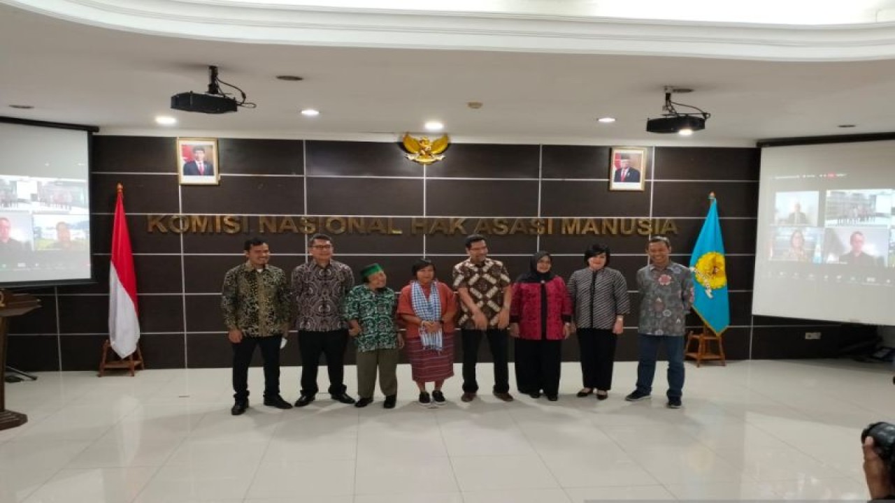 Komisioner Komisi Nasional Hak Asasi Manusia (Komnas HAM) terpilih berfoto dengan Wakil Ketua Komnas HAM Amiruddin usai serah terima jabatan di Jakarta, Jumat, (11/11/2022). (ANTARA/Muhammad Zulfikar).