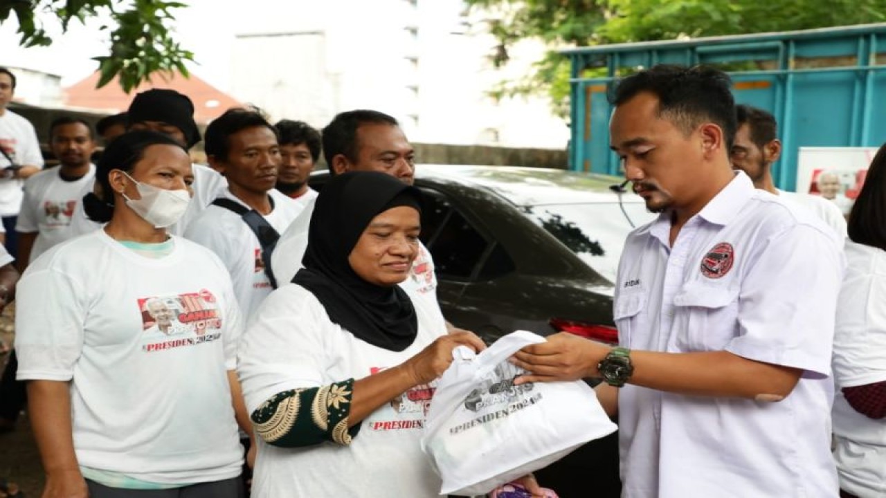 Pengurus Komintas Sopir Truk DKI Jakarta memberikan bantuan kebutuhan pokok kepada salah satu masyarakat di Tengsin Karet, Tanah Abang, Jakarta Pusat, Rabu (23/11/2022). ANTARA/HO-Komunitas Sopir Truk DKI Jakarta