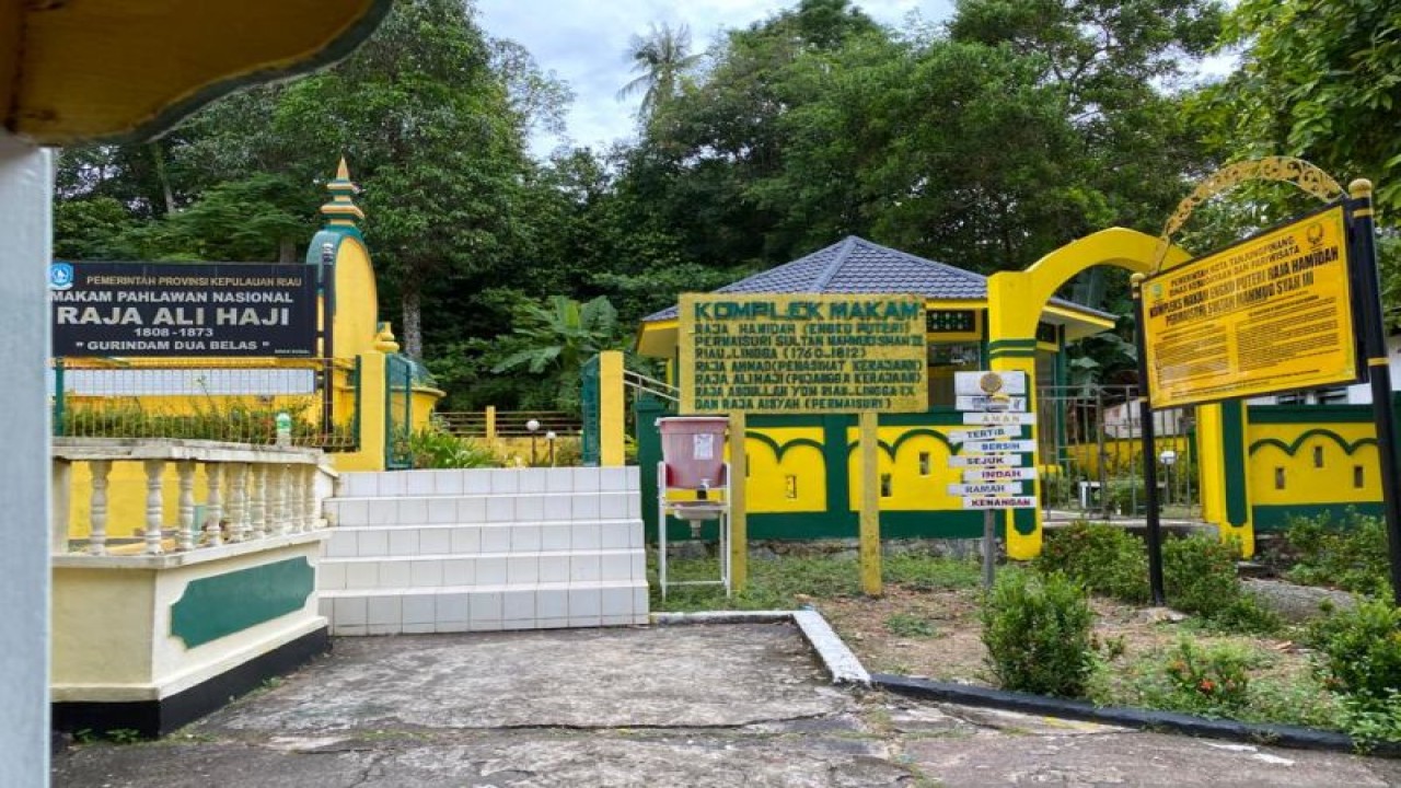 Kompleks Pemakaman Engku Puteri Raja Hamidah di Pulau Penyengat, Kota Tanjungpinang (Nikolas Panama)