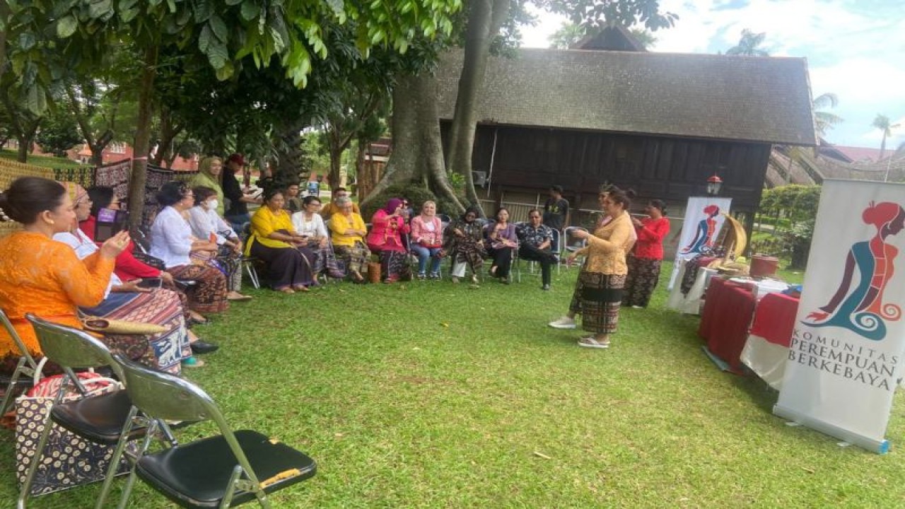 Komunitas Perempuan Berkebaya menggelar kegiatan edukasi bertajuk Cerita Dari Nusa Tenggara Timur, yang dilangsungkan di Anjungan Nusa Tenggara Timur di area Taman Mini Indonesia Indah (TMII), Jakarta Timur, Sabtu (29/10/2022). (ANTARA/HO/Perempuan Berkebaya)