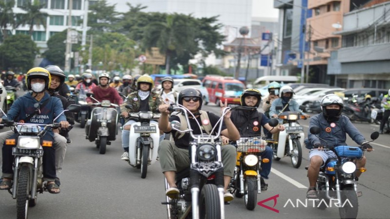 Komunitas sepeda motor mengikuti rangkaian acara di pameran Indonesia Motorcycle Show (IMOS) 2022, Sabtu (5/11/2022). (ANTARA/HO)