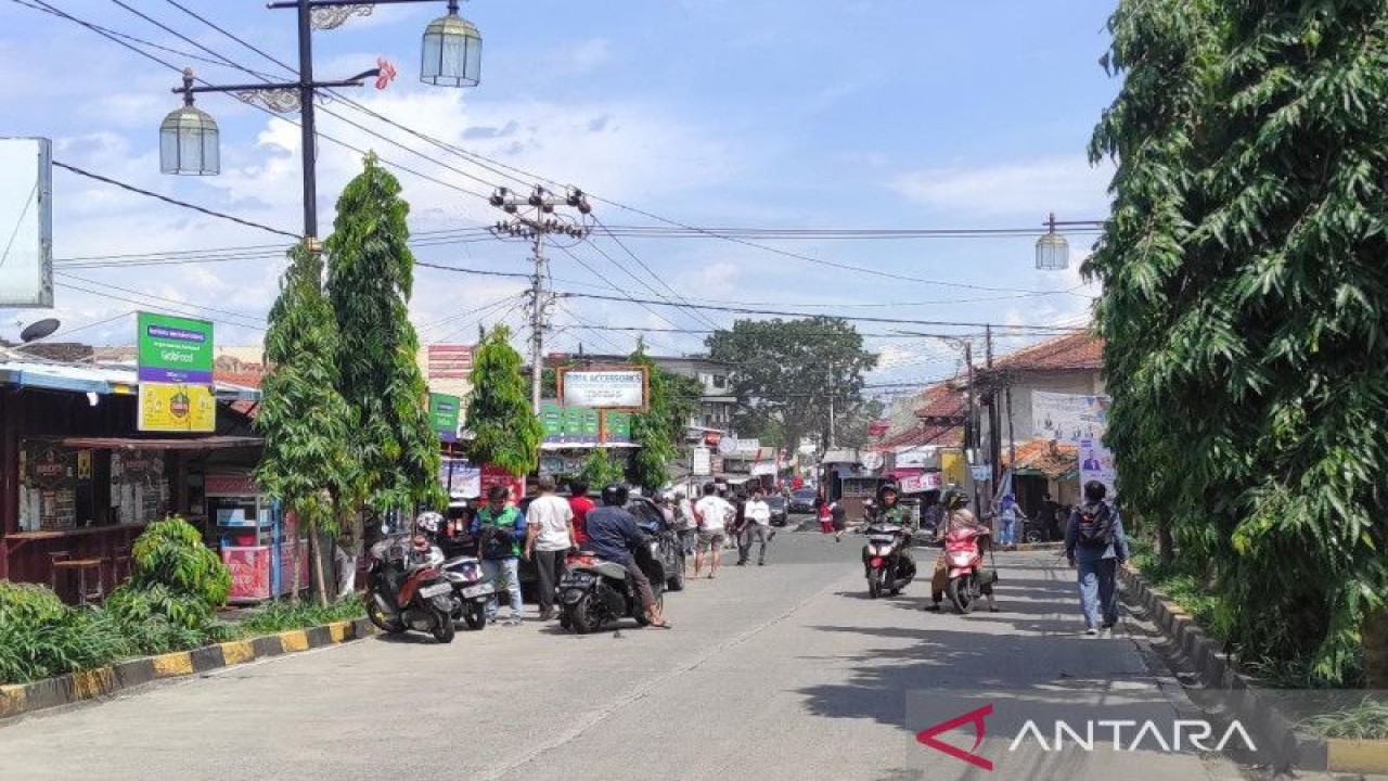 Kondisi terkini situasi warga di Kabupaten Cianjur, Jawa Barat, Senin (21/11/2022). (ANTARA/Ahmad Fikri)