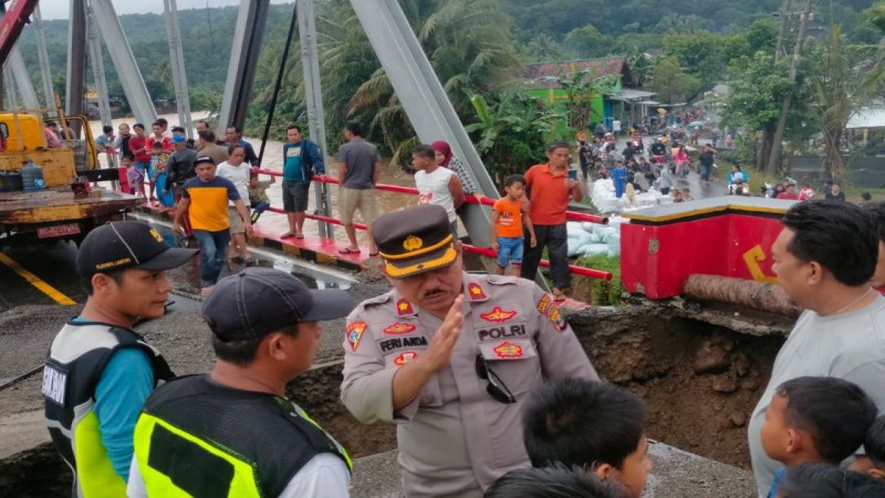 Kondisi jembatan yang ambruk di kawasan Lampung Barat, Minggu(13/11/2022). ANTARA/HO