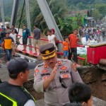 Kondisi jembatan yang ambruk di kawasan Lampung Barat, Minggu(13/11/2022). ANTARA/HO-1668396488