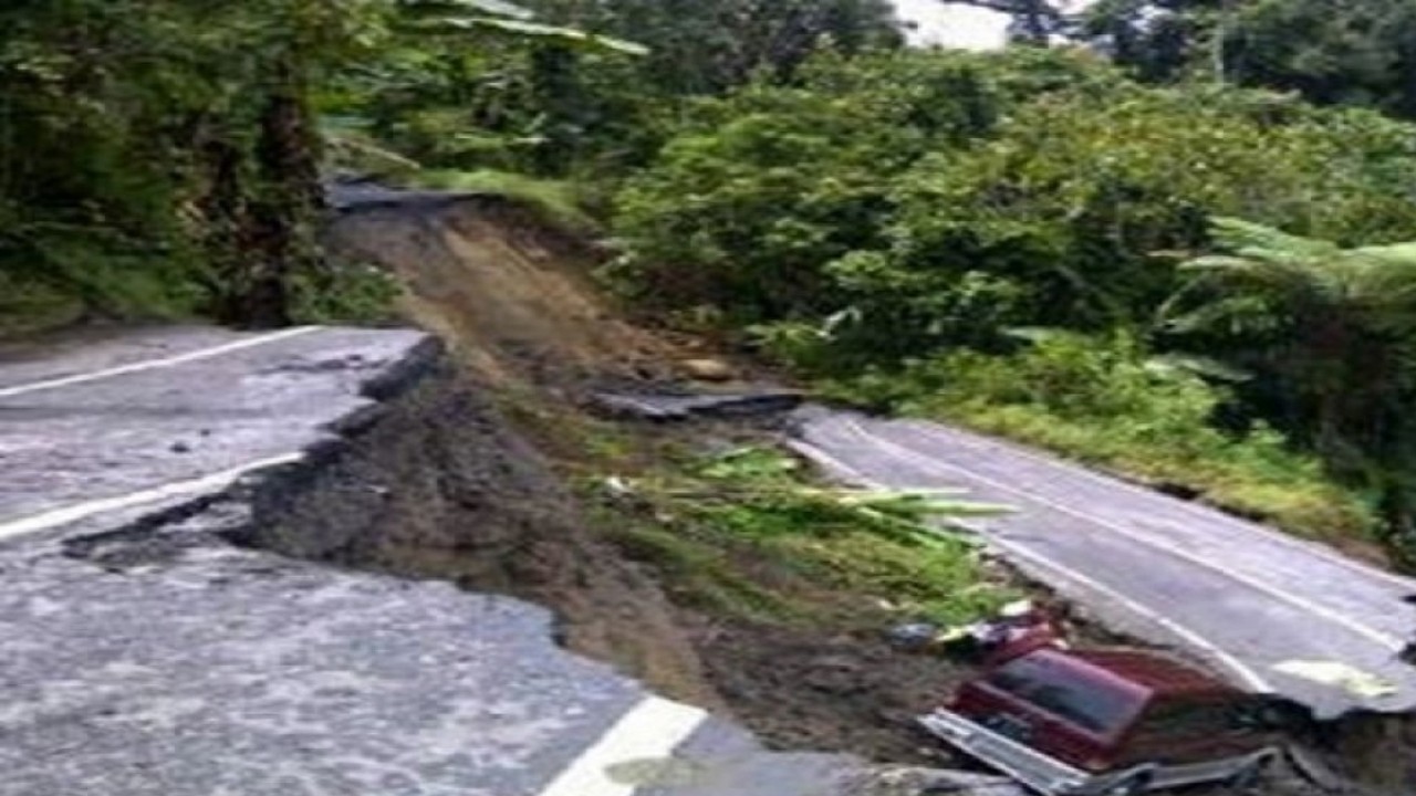FOTO ARSIP - Kondisi ruas jalan lintas Liwa-Lampung Barat menuju Krui-Pesisir Barat yang mengalami longsor dan putus, Rabu (11/6), mengakibatkan sebuah mobil terjatuh. (FOTO: ANTARA LAMPUNG/Dok. Fitri Satria)