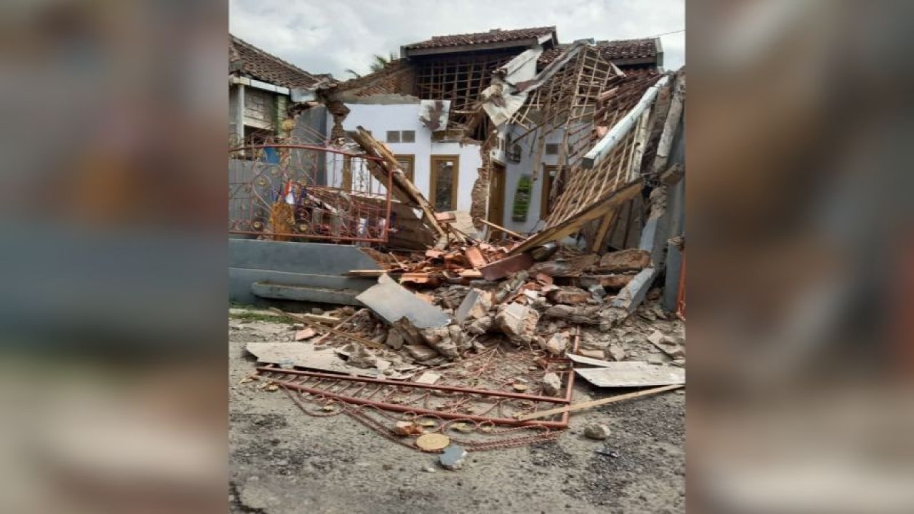 Sebuah rumah rusak akibat gempa di Kabupaten Cianjur, Jawa Barat, Senin (21/11/2022). (ANTARA/Dokumentasi Pribadi)