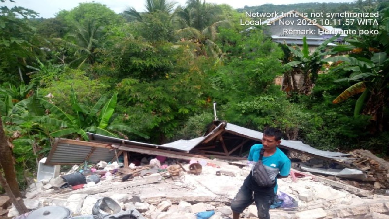 Kondisi rumah warga di Kecamatan Amarasi Selatan Kabupaten Kupang yang rusak akibat gempa bumi tektonik pada Minggu (20/11) malam. (ANTARA/HO-BPBD Kabupaten Kupang)