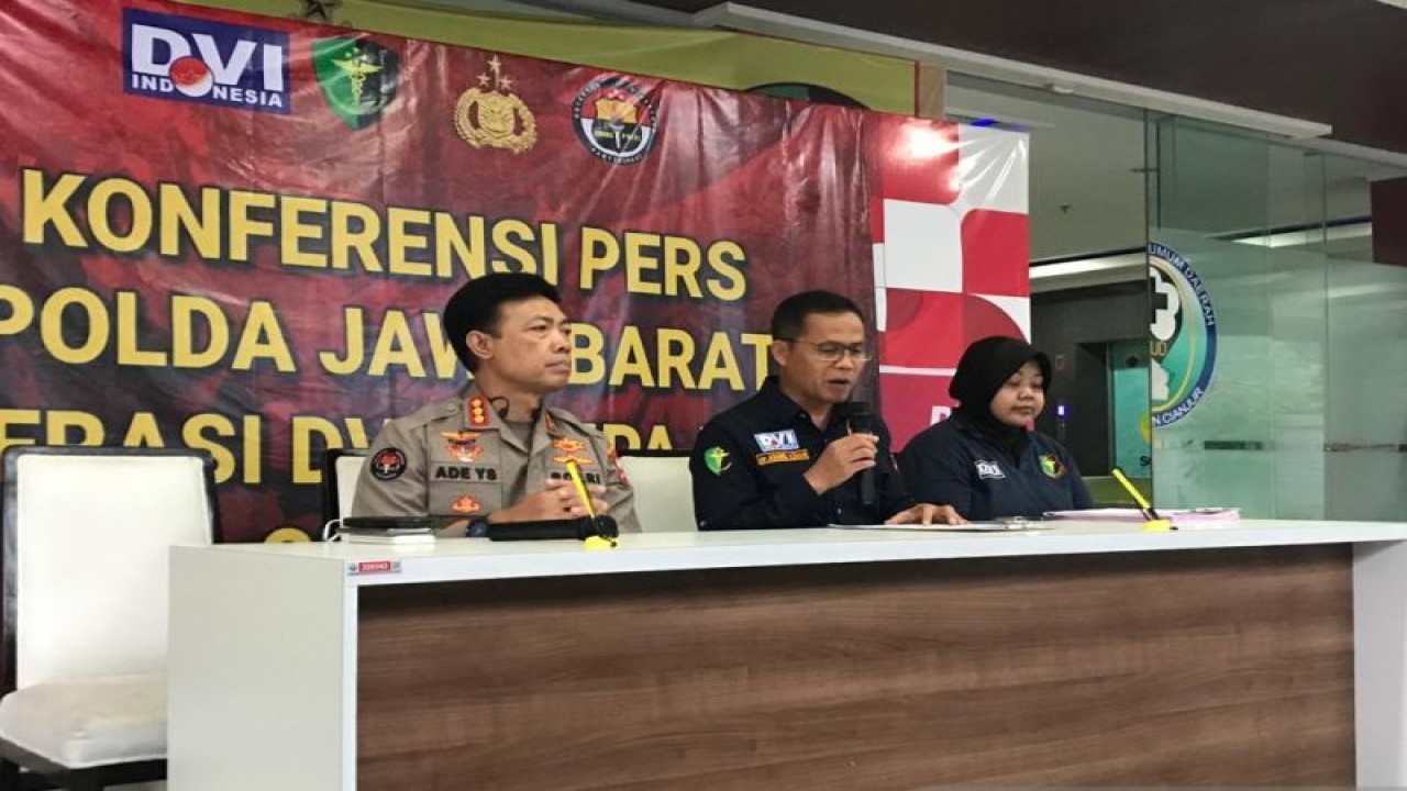 Konferensi pers DVI Polri mengenai identifikasi korban gempa Cianjur di RSUD Sayang, Kabupaten Cianjur, Jawa Barat, Jumat (25/11/2022). (FOTO ANTARA/Devi Nindy)