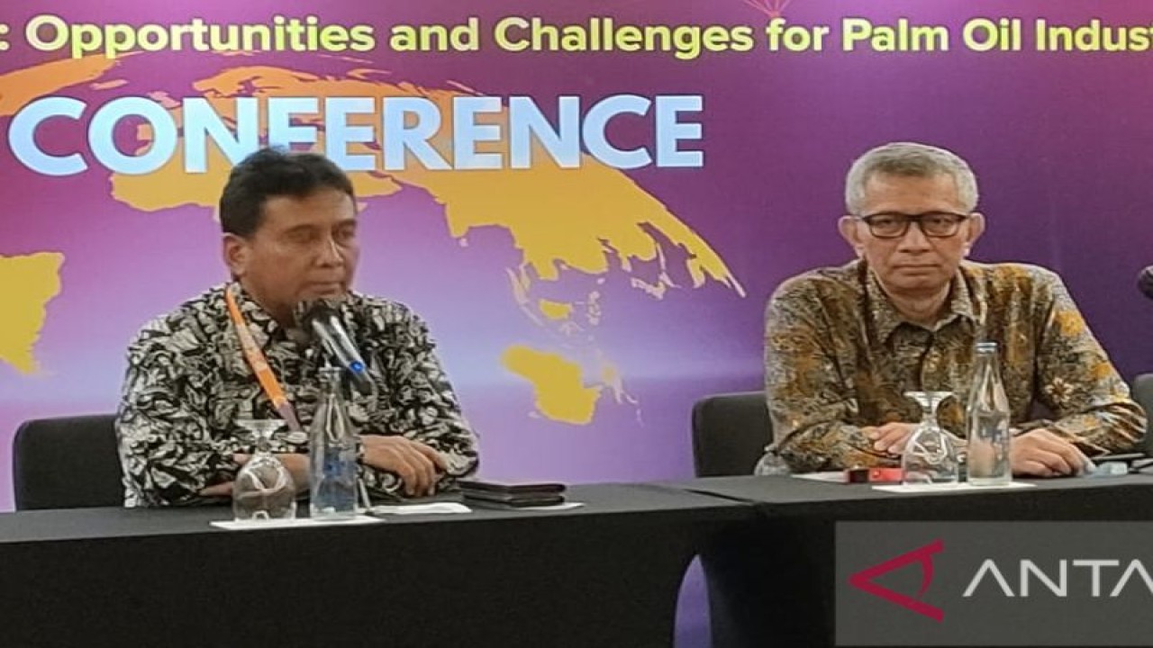 Ketua Bidang Perpajakan dan Fiskal Gabungan Pengusaha Kelapa Sawit Indonesia (GAPKI) Bambang Aria Wisena (kanan) dan Ketua Umum Asosiasi Pengusaha Indonesia (Apindo) Haryadi B Sukamdani (kiri) saat konferensi pers di sela Indonesian Palm Oil Conference (IPOC) 2022 di Nusa Dua Bali, Kamis (3/11/2022) (Antara/Subagyo)