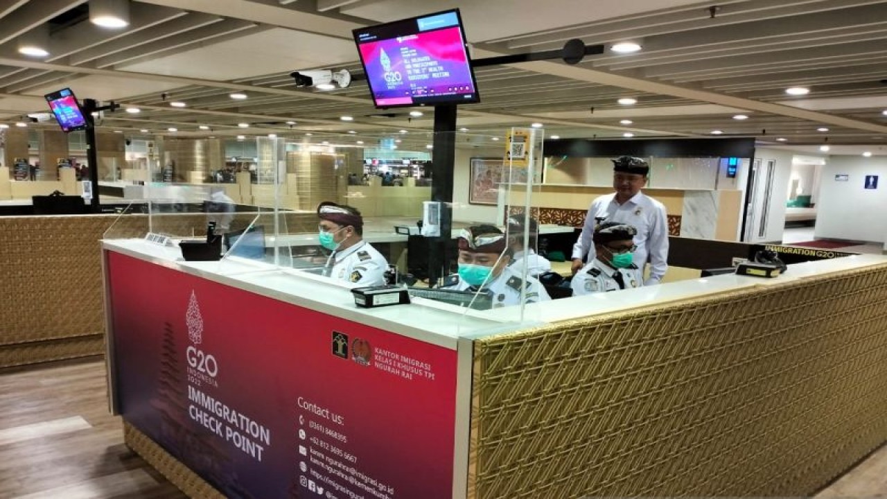 Konter khusus untuk layanan keimigrasian bagi delegasi G20 di Bandara Internasional Ngurah Rai Bali. ANTARA/Muhammad Zulfikar