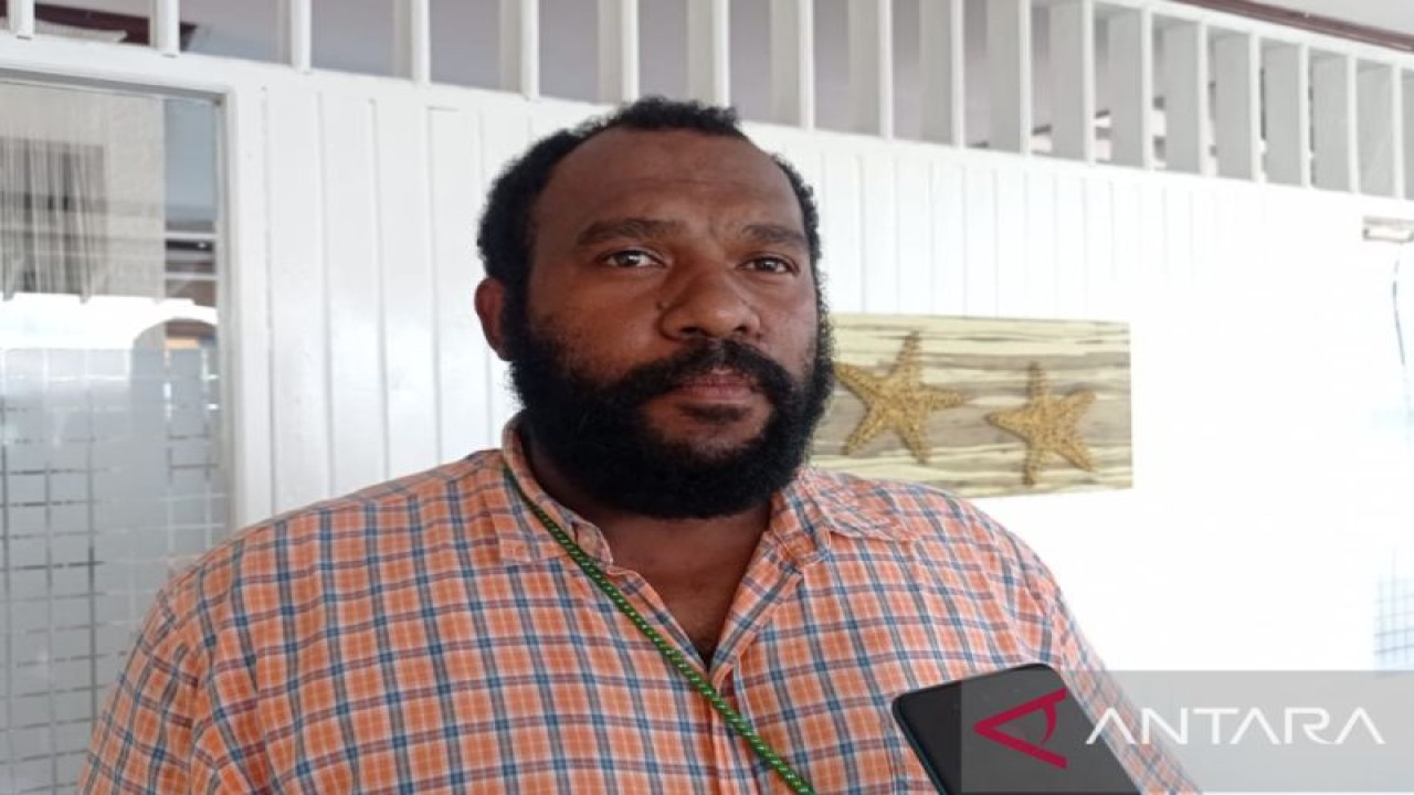 Koordinator Papua Muda Inspiratif Papua Barat, Simon Tabuni. (ANTARA/Rachmat Julaini)