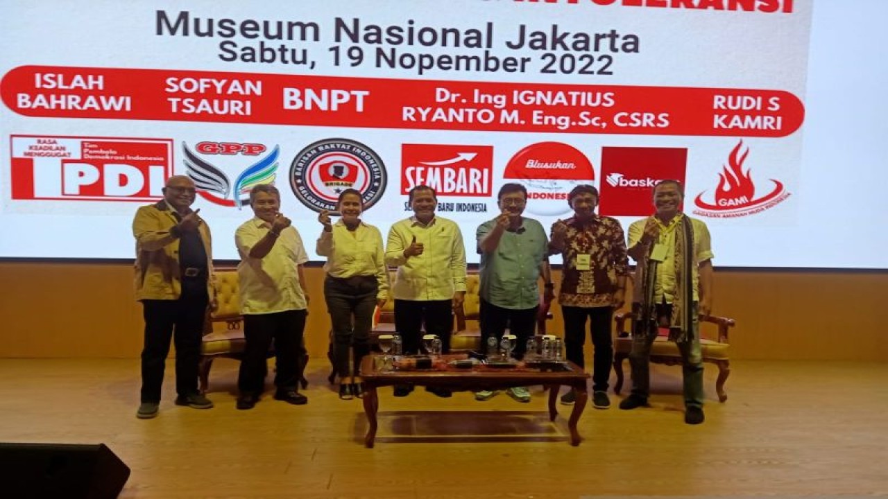 Koordinator Tim Pembela Demokrasi Indonesia (TPDI) Petrus Salestinus (kiri) berpose usai diskusi yang digelar Garda Nasionalis bertajuk 'Menghadapi Pertarungan Ideologi di Pemilu 2024' di Museum Nasional, Jalan Medan Merdeka Barat, Gambir, Jakarta, Sabtu (19/11/2022). ANTARA/HO-Dokumen pribadi.