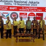 Koordinator Tim Pembela Demokrasi Indonesia (TPDI) Petrus Salestinus (kiri)-1668916806