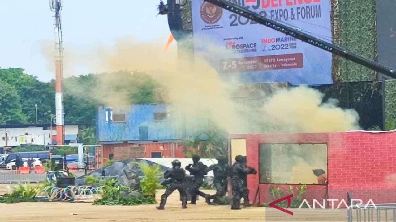 Sejumlah personel Kopassus melakukan atraksi menaklukkan teroris yang menyandera dua wanita pada Pembukaan Indo Defence Tahun 2022 Expo & Forum di JIExpo Kemayoran, Jakarta, Rabu (2/11/2022). (ANTARA/Syaiful Hakim)