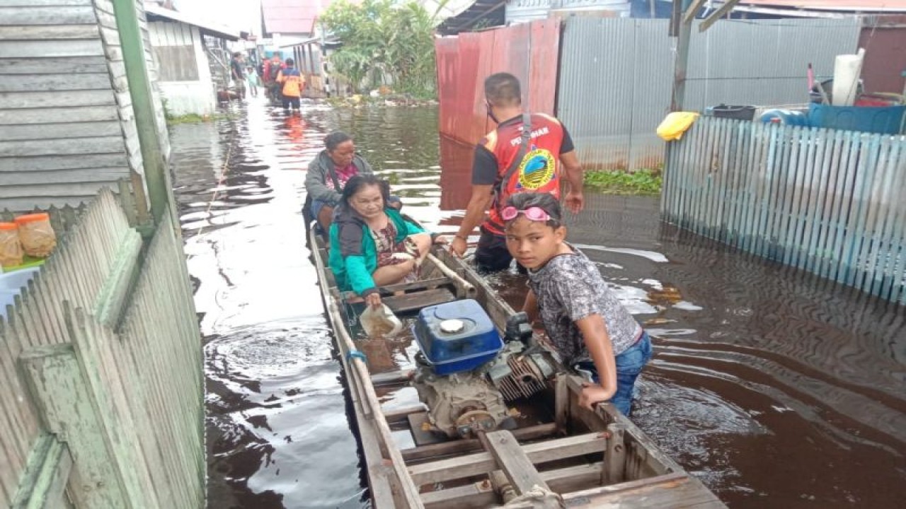 Petugas BPBD membantu korban banjir yang pindah ke rumah kerabat di Palangka Raya, Kamis (17/11/2022). ANTARA/HO-BPBD Kota Palangka Raya