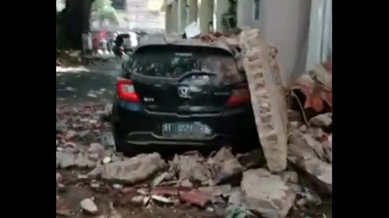 Sebuah kendaraan tertimpa reruntuhan akibat gempa Cianjur.