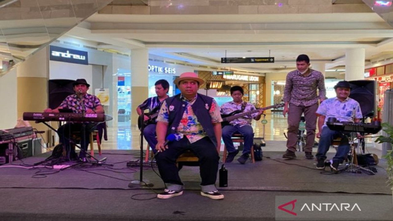 Koste Band tampil memukau membawakan sejumlah lagu di Mal Pejaten, Jakarta, Rabu (16/11/2022). ANTARA/Luthfia Miranda Putri