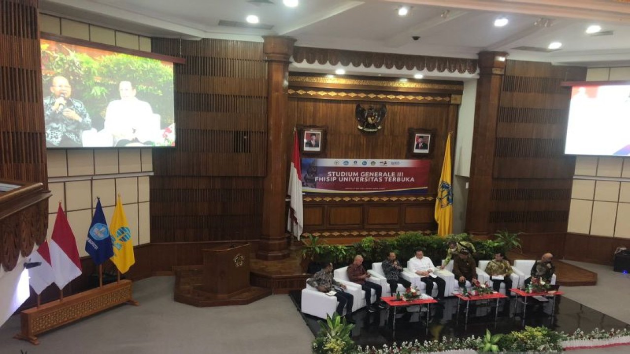 Gubernur Bali Wayan Koster saat membahas UMKM dan produk lokal dalam studi umum Universitas Terbuka di Denpasar, Minggu (27/11/2022). ANTARA/Ni Putu Putri Muliantari