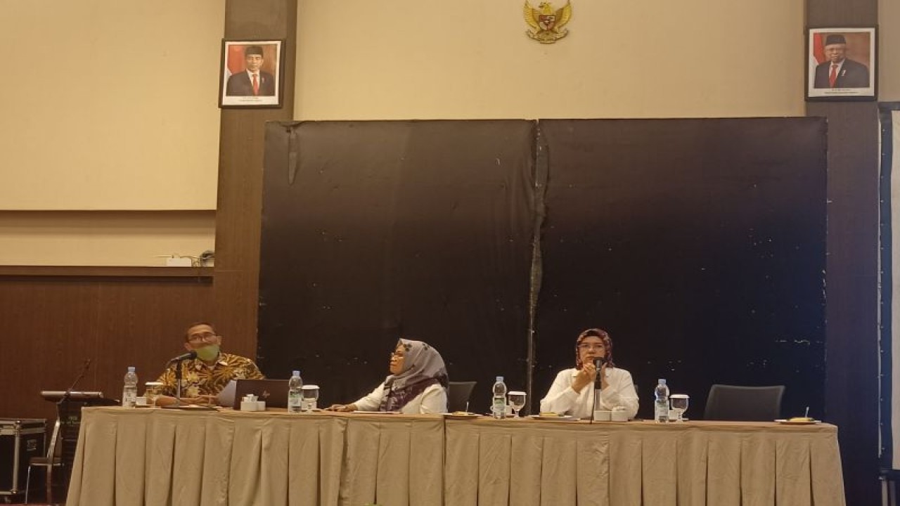 Kepala Dinas Pemberdayaan Perempuan dan Perlindungan Anak Kota Palu Yudhi Riyani Firman (kanan) memaparkan upaya pencegahan dan penanganan tindak kekerasan berbasis gender di Kota Palu, Provinsi Sulawesi Tengah, Rabu (16/11/2022). (ANTARA/Moh Ridwan)