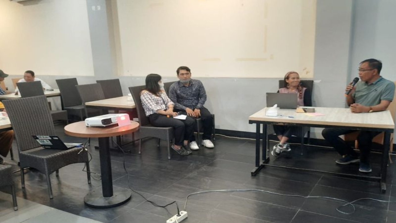 Pelaksana Tugas Kepala Dinas Kesehatan Kota Palu Ilham memberikan penguatan pada rapat pengendalian HIV/AIDS yang digelar Yayasan lembaga bantuan hukum (LBH) Kota Palu dan Asosiasi Perempuan untuk Keadilan Sulawesi Tengah berlangsung di Palu, Jumat (25/11/2022). ANTARA/HO-Humas Pemkot Palu