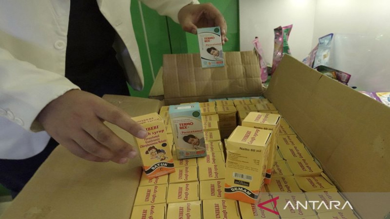 Apoteker memeriksa stok obat sirop yang terindikasi mengandung Etilen Glikol (EG) dan Dietilen Glikol (DEG) di atas ambang batas untuk ditarik dan dikembalikan kepada distributor di Apotek Samudra Farma, Purwokerto, Banyumas, Jateng, Jumat (21/10/2022). IANTARA FOTO/Idhad Zakaria./rwa.