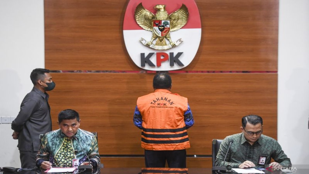 Deputi Penindakan dan Eksekusi KPK Karyoto (dua kiri) didampingi Kepala Bagian Pemberitaan KPK Ali Fikri (kanan) memberikan keterangan pers terkait penahanan Kepala Bagian Kesra Setda Kabupaten Mimika Marthen Sawy di Gedung Merah Putih KPK, Jakarta, Selasa (20/6/2022). (ANTARA FOTO/Hafidz Mubarak A/foc)