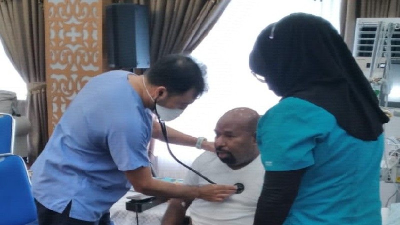 Tim dokter dari RS Mount Elizabeth Singapura memeriksa kesehatan Gubernur Papua Lukas Enembe di kediaman pribadinya, Koya Tengah, Jayapura, Papua, , Minggu (30/10/2022). (ANTARA/HO-Dok THAGP)