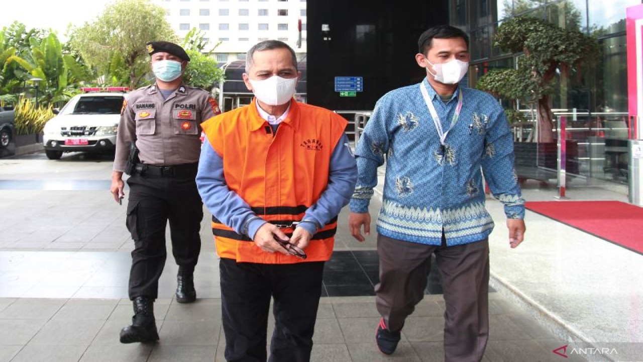 Tersangka Rektor nonaktif Unila Karomani (tengah) tiba untuk menjalani pemeriksaan di Gedung KPK, Jakarta, Jumat (11/11/2022). (ANTARA FOTO/Reno Esnir/YU)