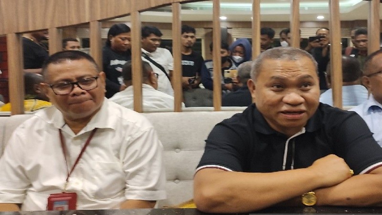 Pengacara Gubernur Papua Lukas Enembe Stefanus Roy Rening (kaos hitam) saat beri keterangan pers terkait kesediaan Gubernur Enembe diperiksa tim kesehatan kpk. (ANTARA/Evarukdijati)