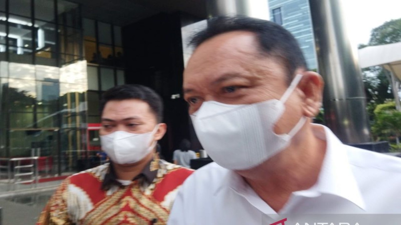 Mantan Direktur Utama PT Sriwijaya Mandiri Sumsel (SMS) Sarimuda (kanan) usai diperiksa di Gedung Merah Putih KPK, Jakarta, Kamis (24/11/2022). ANTARA/Benardy Ferdiansyah