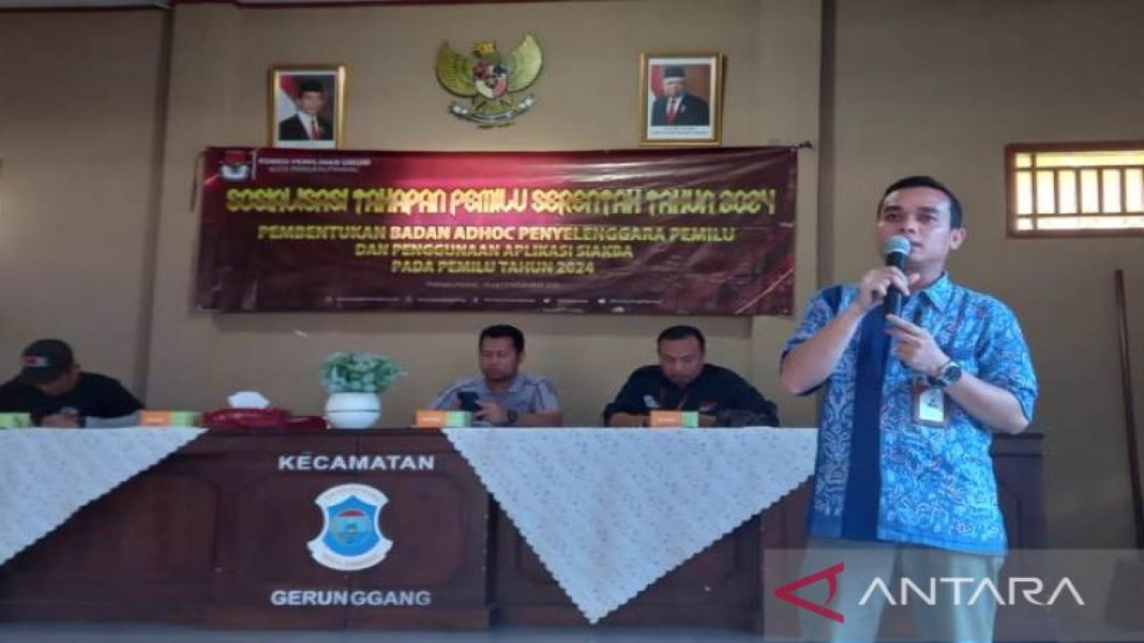 Divisi Sosdiklih, Parmas dan SDM KPU Kota Pangkalpinang Ruslan saat sosialisasi tahapan Pemilu 2024 di Pangkalpinang, Jumat. (ANTARA/ Aprionis)