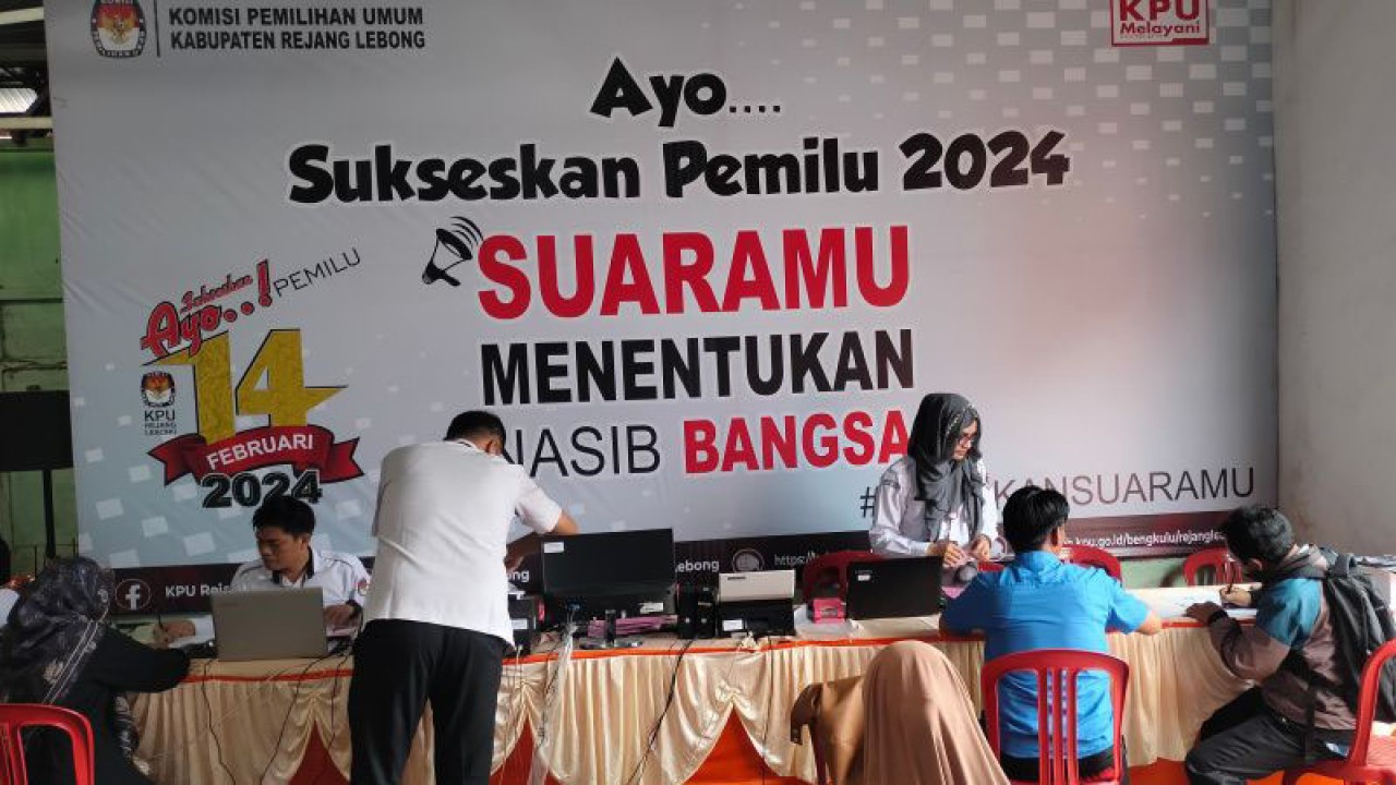 Para pendaftar seleksi calon PPK Pemilu 2024 saat menyerahkan berkas pendaftaran ke KPU Rejang Lebong, Senin, (28/11/2022). ANTARA/Nur Muhamad