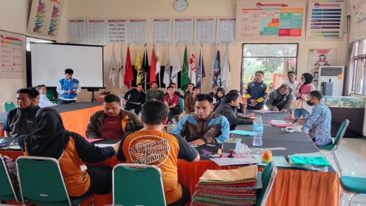 Petugas KPU Garut menerima pelayanan pendaftaran menjadi PPK untuk Pemilu 2024 di Kabupaten Garut, Jawa Barat. ANTARA/HO-KPU Garut