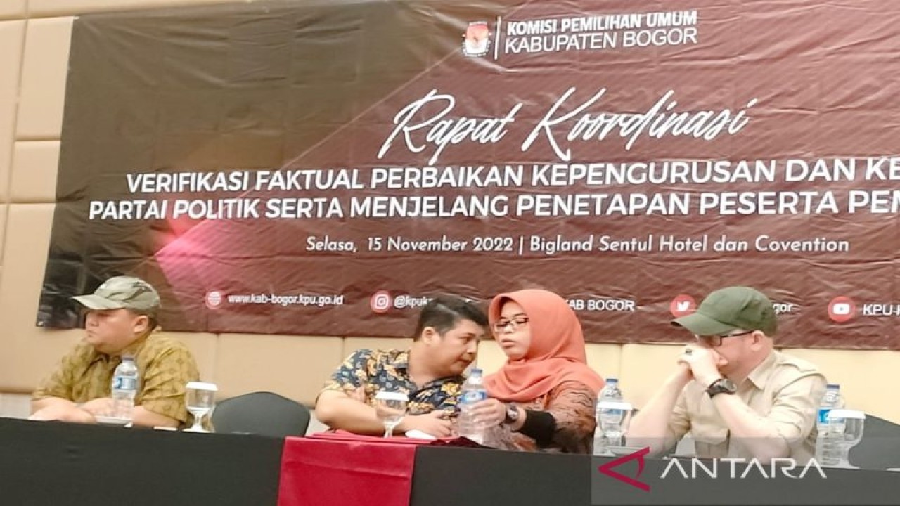 KPU Kabupaten Bogor menggelar rapat koordinasi persiapan verifikasi faktual perbaikan kepengurusan dan keanggotaan partai politik untuk Pemilu 2024 di Sentul, Kabupaten Bogor, Jawa Barat. ANTARA/M Fikri Setiawan.