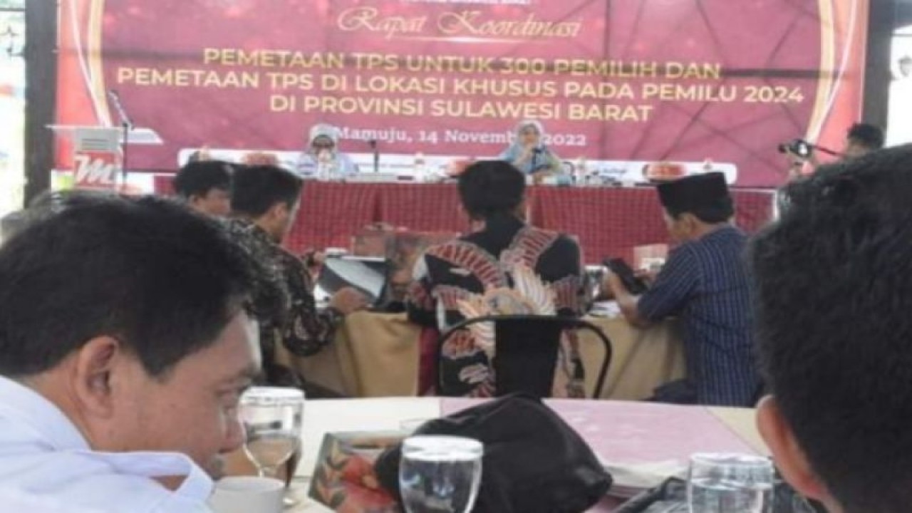 KPU Provinsi Sulawesi Barat menggelar rapat kerja untuk melakukan pemetaan tempat pemungutan suara (TPS) khusus untuk jumlah pemilih sebanyak 300 orang dan pemetaan TPS di Lokasi khusus, di Mamuju, Senin (14/11/2022) ANTARA Foto/M Faisal Hanapi