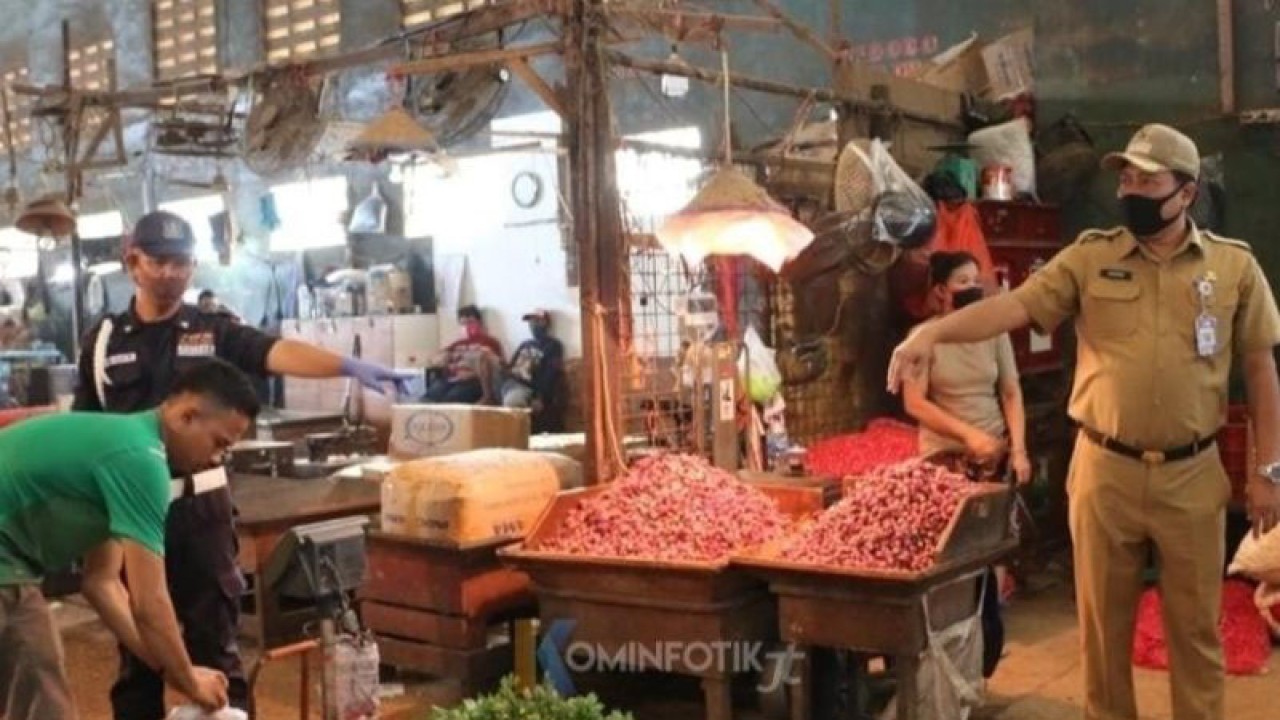 Pedagang beraktivitas di Pasar Induk Kramat Jati, Jakarta, Senin (28/11/2022). ANTARA/HO-Kominfotik Jakarta Timur