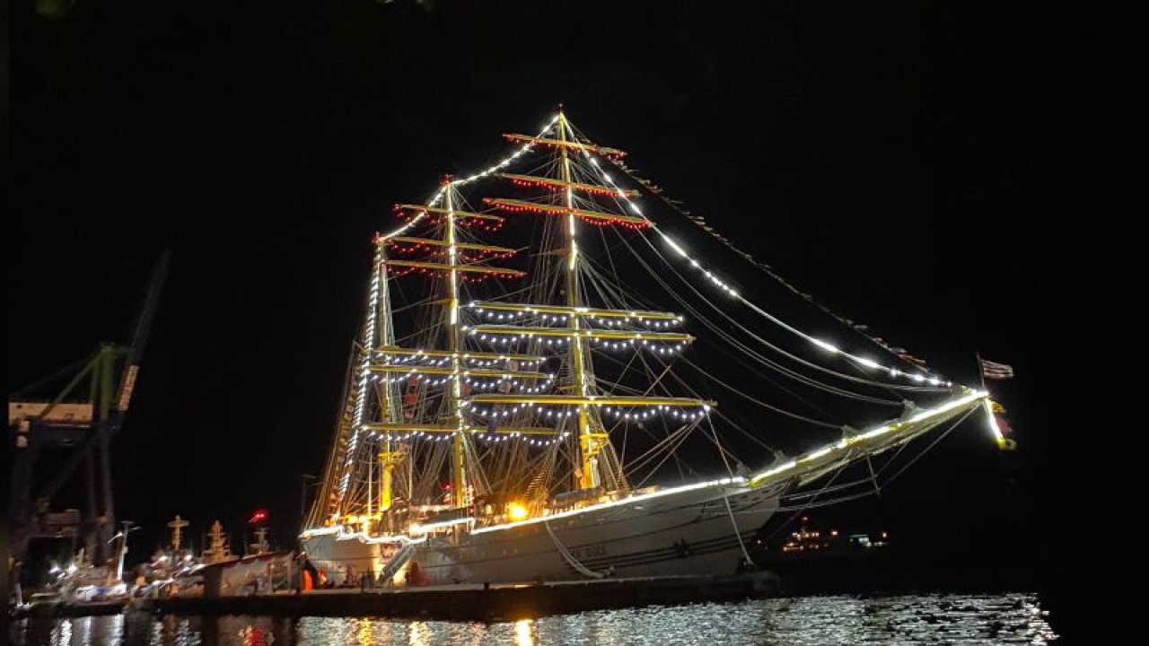 KRI Bima Suci berlayar di malam hari merayakan Sail Tidore 2022, Maluku, Minggu (27/11/2022). ANTARA/Luthfia Miranda Putri