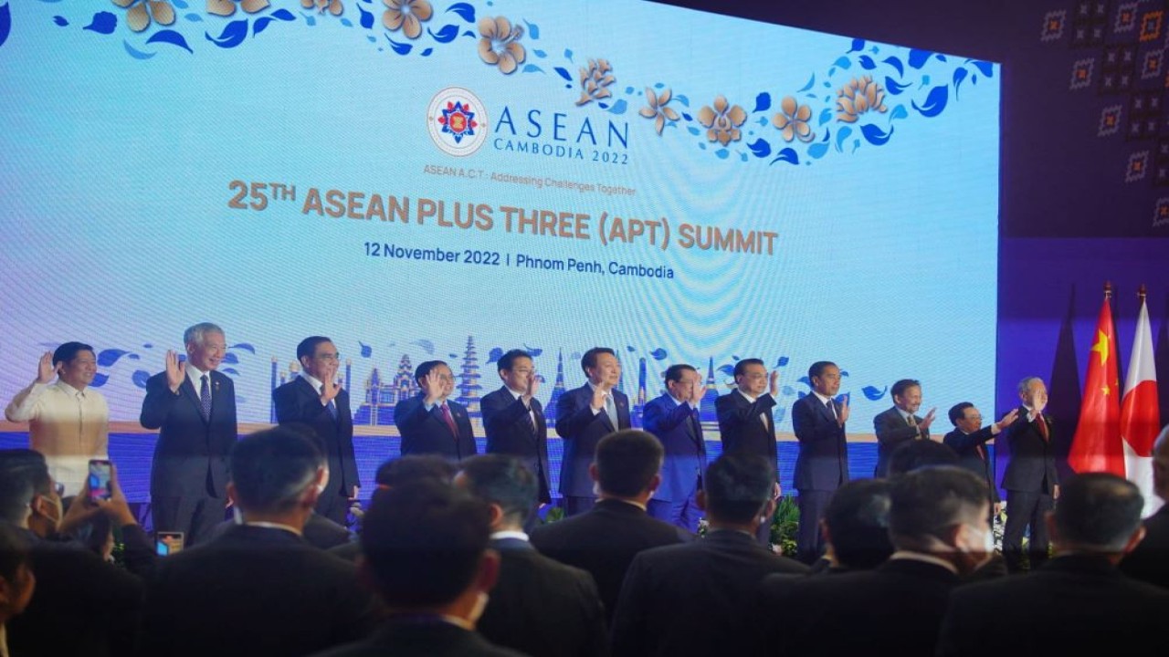 Presiden Jokowi hadir dalam KTT ASEAN Plus Three (APT), pada Sabtu (12/11/2022). (ekon.go.id)