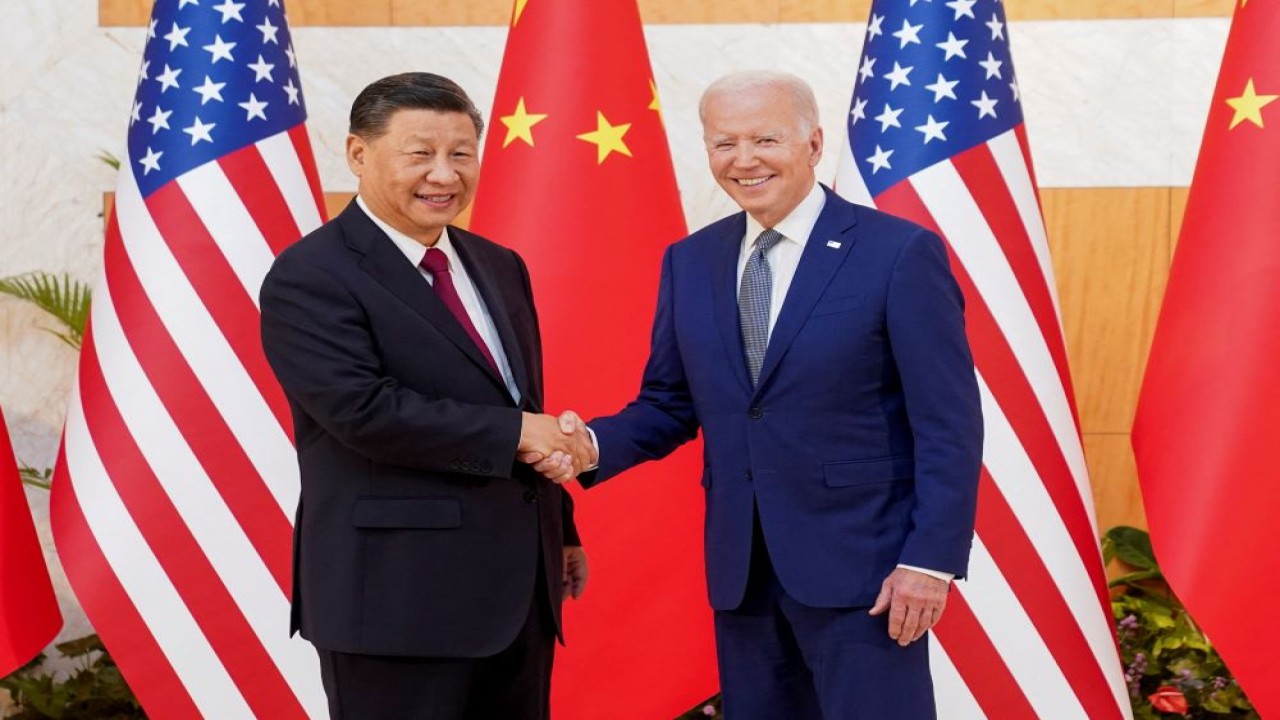 Presiden Amerika Serikat (AS) Joe Biden dan Presiden China Xi Jinping bertemu selama 3 jam di sela-sela KTT G-20 di Bali, pada Senin (14/11/2022). (Reuters)