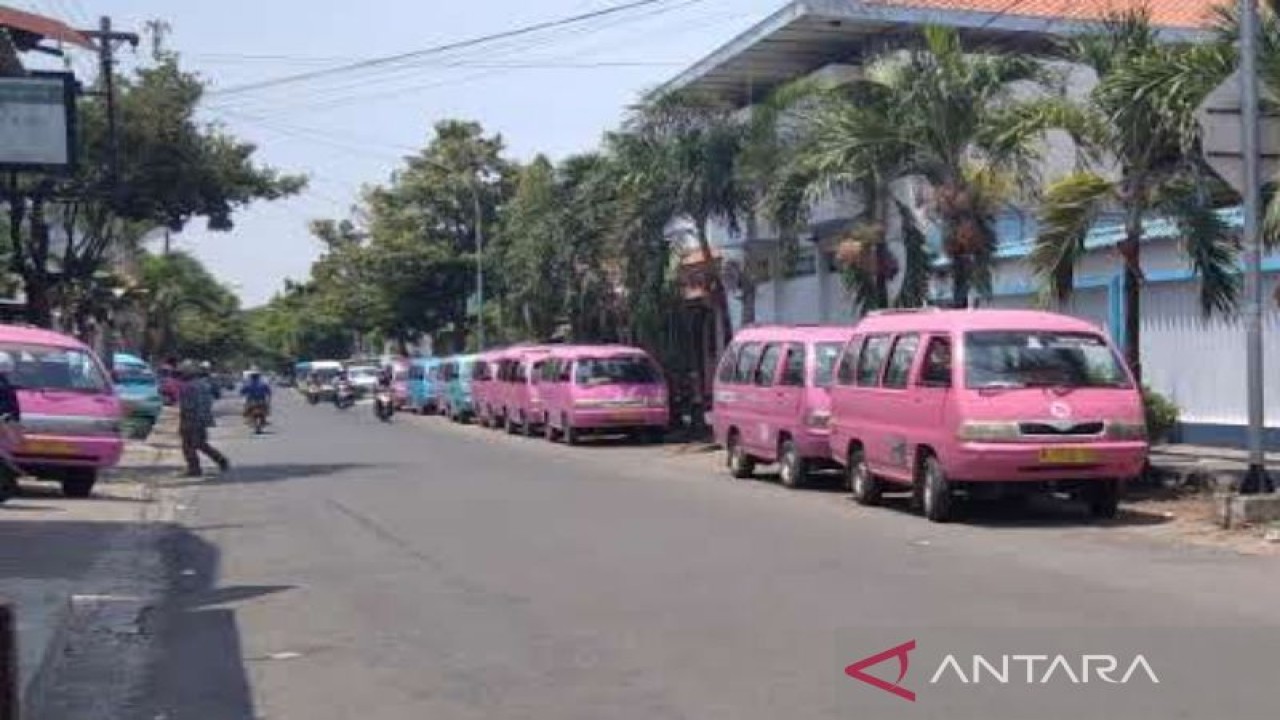 Sejumlah angkutan kota tengah mangkal di Jalan Kiai Telingsing Kudus, Jawa Tengah, menuggu wisatawan diantar ke Terminal Bakalan Krapyak. ANTARA/Akhmad Nazaruddin Lathif.