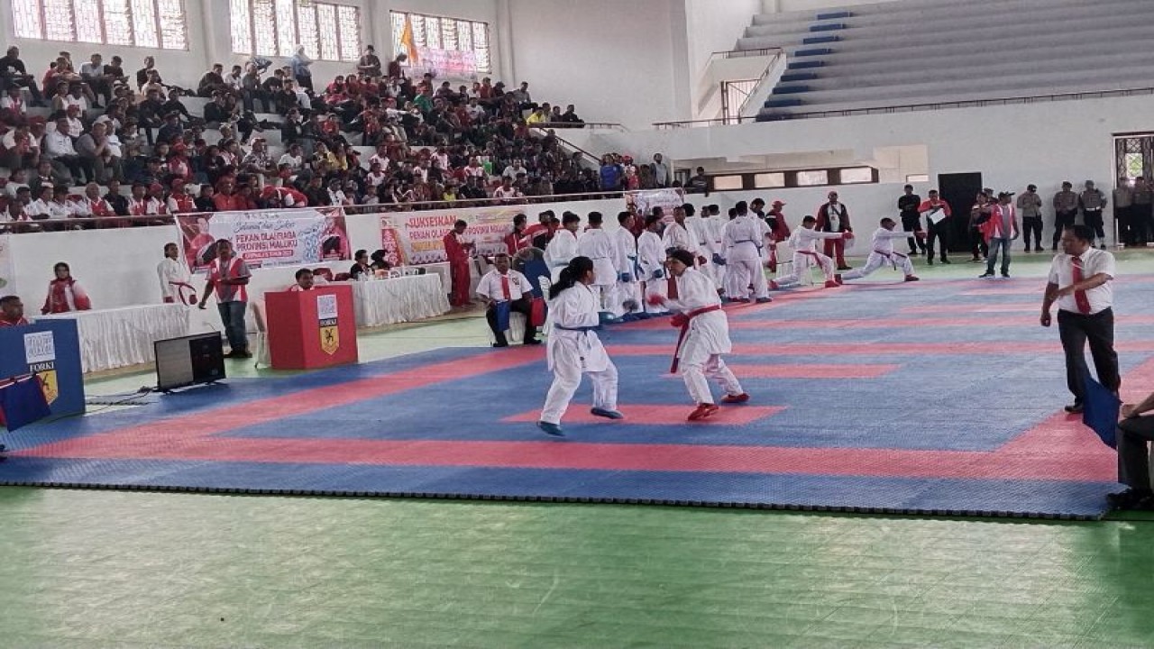 nomor senior kumite Putri -68kg diikuti karateka kota Ambon dan Kabupaten Kepulauan Tanimbar (KKT), Jumat (18/11). ANTARA/Penina F Mayaut.