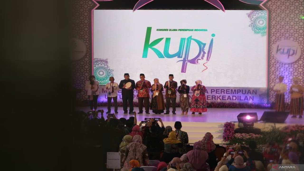 Kegiatan pembukaan Kongres Ulama Perempuan Indonesia (KUPI) yang ditandai dengan penabuhan rebana di Auditorium UIN Walisongo, Semarang, Jawa Tengah, Rabu (23/11/2022). (ANTARA/Sugiharto purnama)