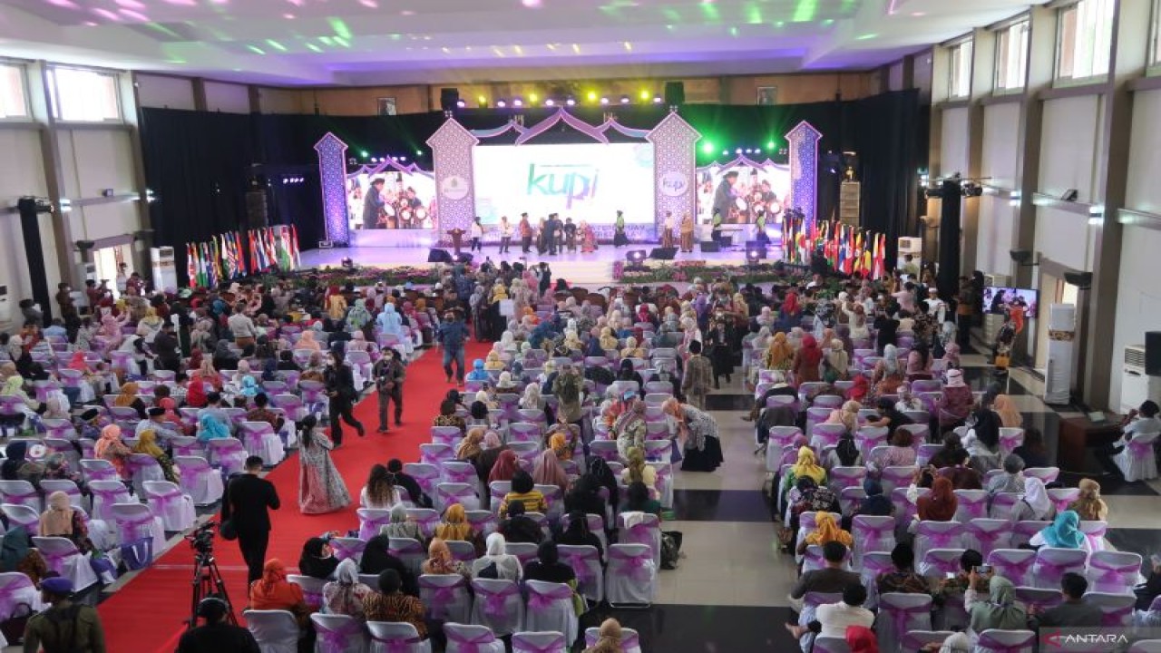 Suasana konferensi internasional Kongres Ulama Perempuan Indonesia (KUPI) di Auditorium UIN Walisongo, Semarang, Jawa Tengah, Rabu (23/11/2022). (ANTARA/Sugiharto purnama)