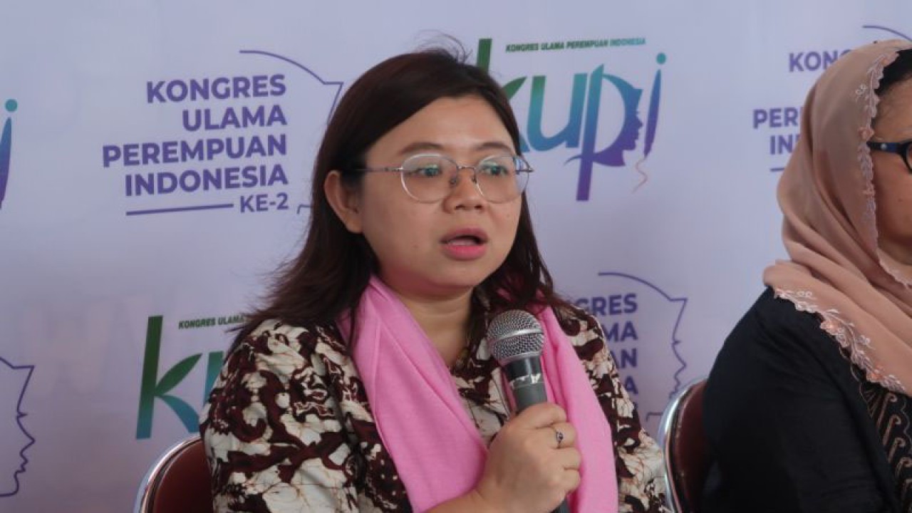 Ketua Komnas Perempuan Andy Yentriyani menjabarkan tentang kekerasan terhadap perempuan dalam konferensi pers Kongres Ulama Perempuan Indonesia (KUPI) di Pondok Pesantren Hasyim Asy'ari di Jepara, Jawa Tengah, Jumat (25/11/2022). (ANTARA/Sugiharto purnama)