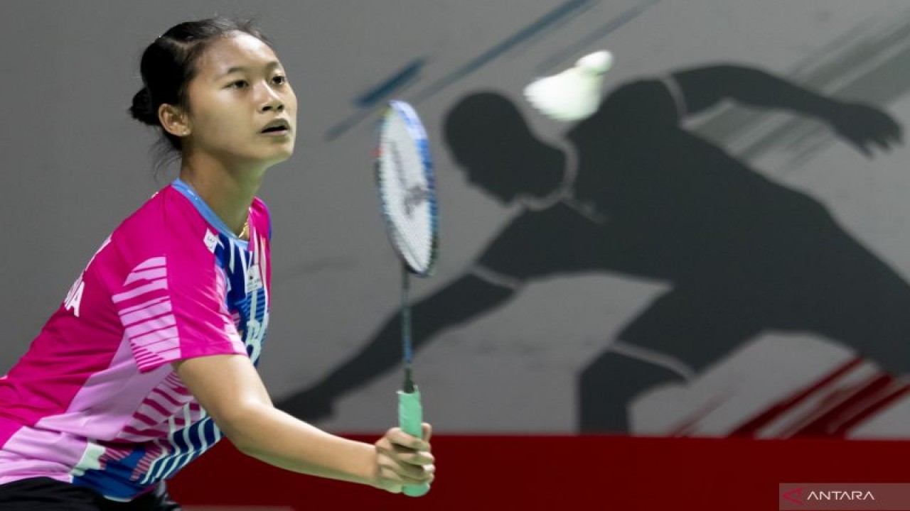 Arsip - Pebulu tangkis tunggal putri Indonesia Putri Kusuma Wardani mengembalikan kok ke arah lawannya pebulu tangkis tunggal putri Cina He Bing Jiao pada babak kualifikasi Daihatsu Indonesia Masters 2022 di Istora Senayan, Jakarta, Rabu (8/6/2022). ANTARA FOTO/Muhammad Adimaja/tom. (ANTARA FOTO/MUHAMMAD ADIMAJA)