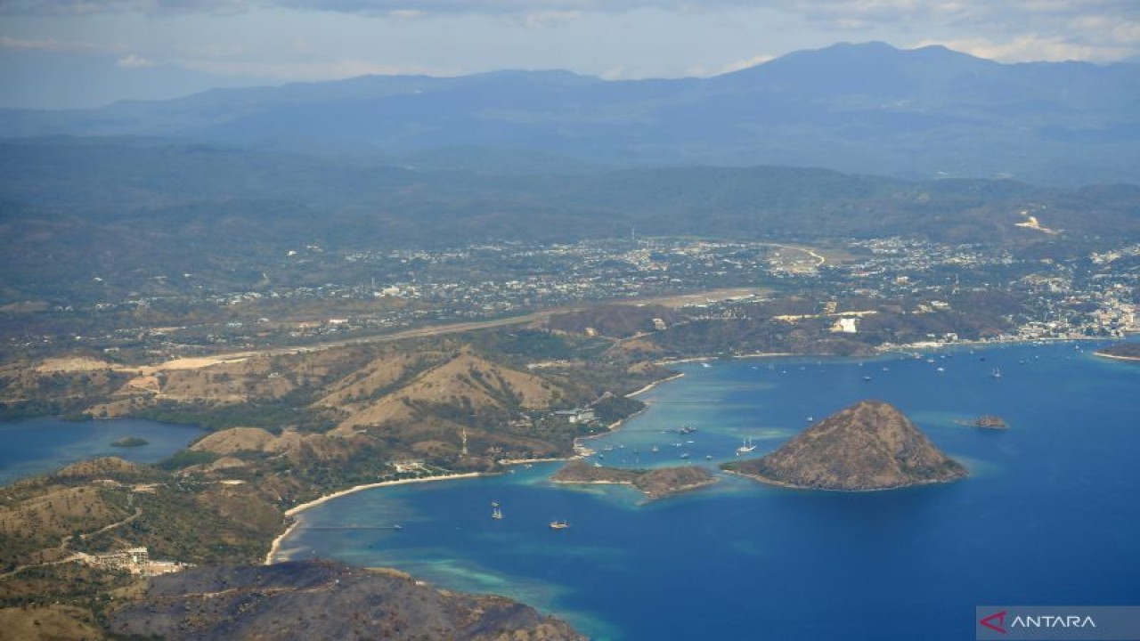 Foto udara Kota Labuan Bajo di Kabupaten Manggarai Barat, NTT, Sabtu (23-7-2022). (ANTARA FOTO/Indrianto Eko Suwarso)