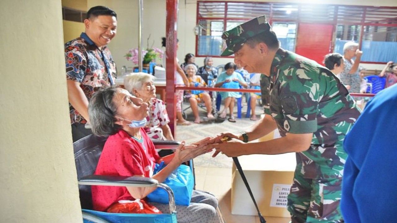 Danlantamal VIII Laksamana Pertama TNI Nouldy Tangka saat melakukan bakti sosial di Lembaga Kesejahteraan Sosial Lanjut Usia Damai di Ranomut Manado. ANTARA/HO-Dispen Lantamal VIII