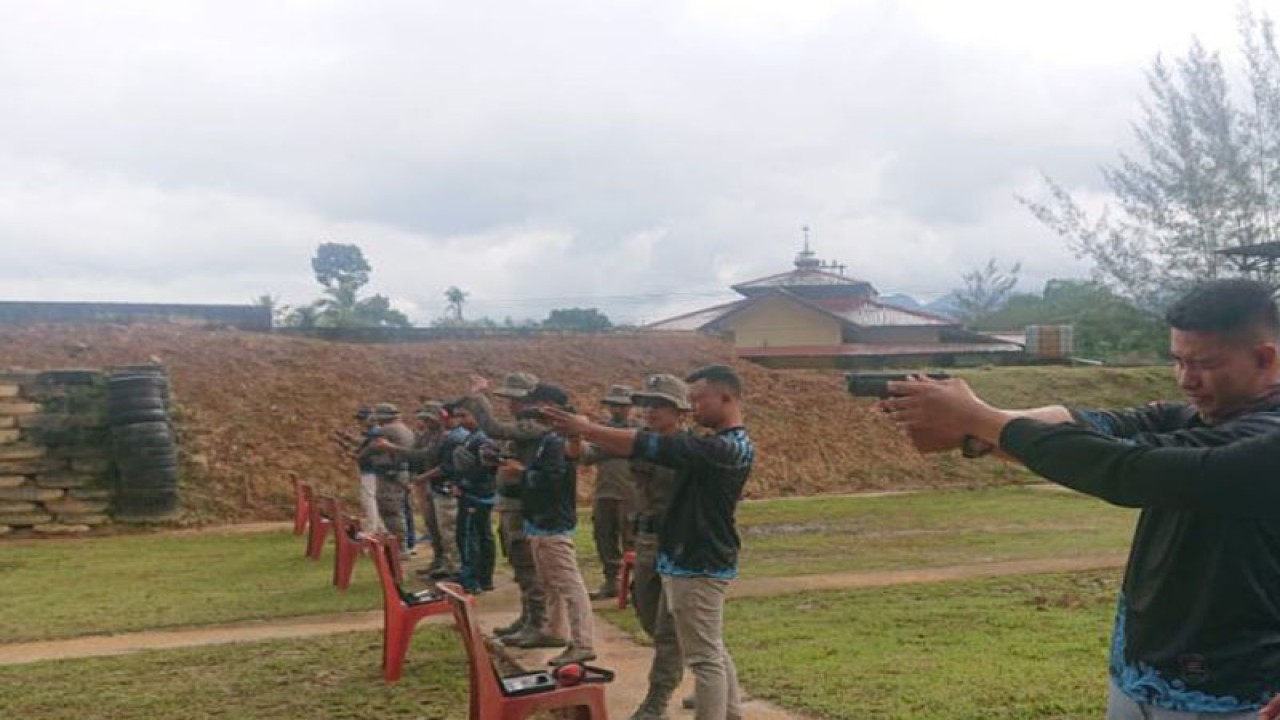 Para petugas keamanan Lapas Kelas IIA Singkawang mengikuti latihan menembak di Lapangan Tembak Ambarukma Anitya Wibawa Batalyon Pelopor Brimob Singkawang. (Rudi)