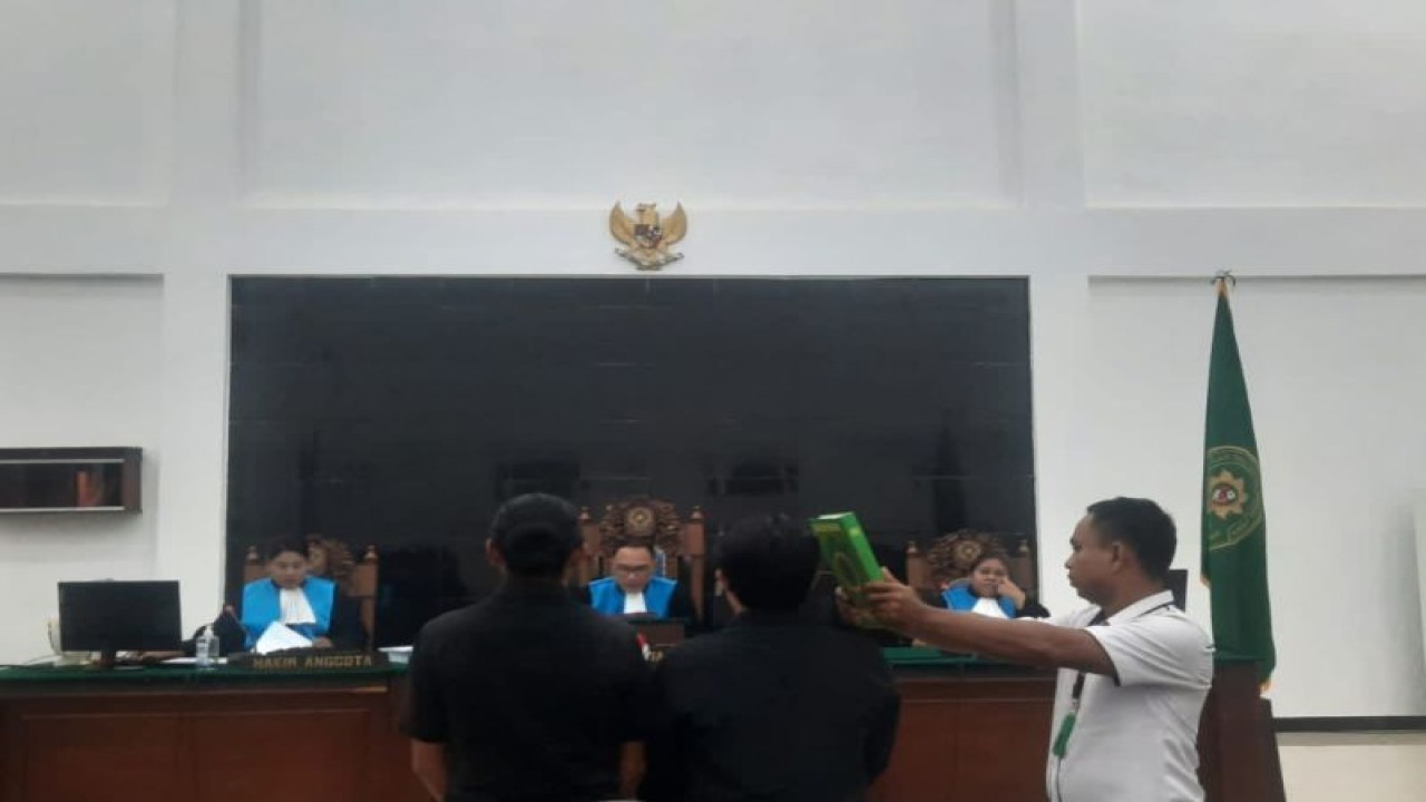 Dua saksi fakta penggugat, Muh Pebrianto dan Ihsan Reliubun disumpah sebelum memberi keterangan dalam persidangan gugatan SK Rektor No. 92 tentang Pembekuan Lembaga Pers Mahasiswa Lintas di PTUN Ambon, Senin, 10 Oktober 2022. (ANTARA/HO-LPM Lintas)