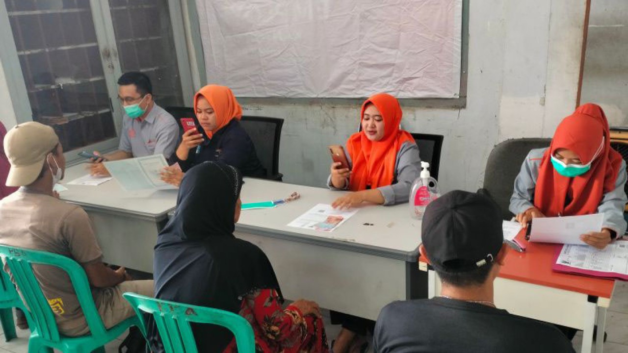 Proses penyaluran BLT BBM, BPNT Sembako dan PKH yang dilaksanakan di Kantor Pos Curup, Kabupaten Rejang Lebong, Provinsi Bengkulu. ANTARA/Nur Muhamad